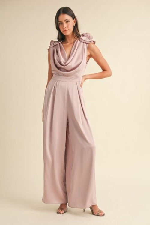 Isabela – Jumpsuit mit Blumenapplikationen & tiefem Wasserfallausschnitt