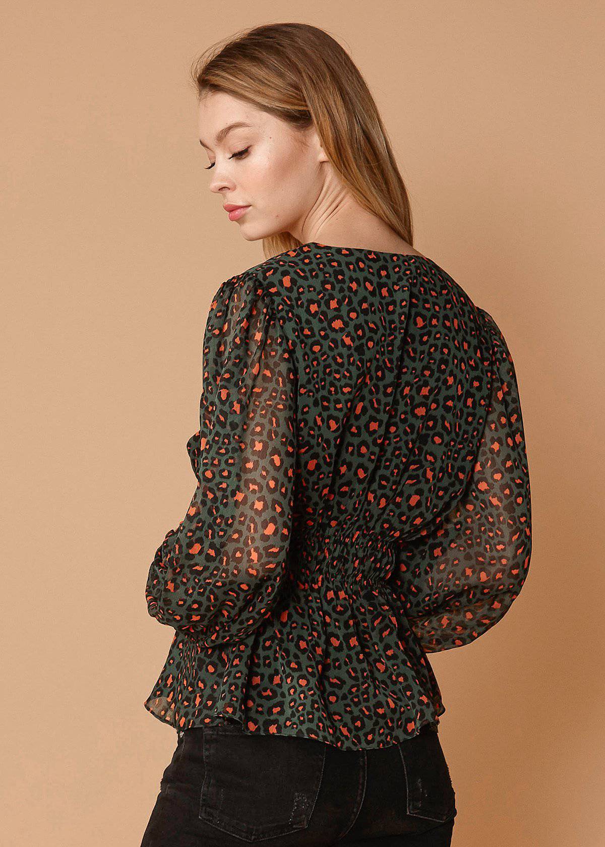Bluse mit V-Ausschnitt und Puffärmeln im Leopardenmuster