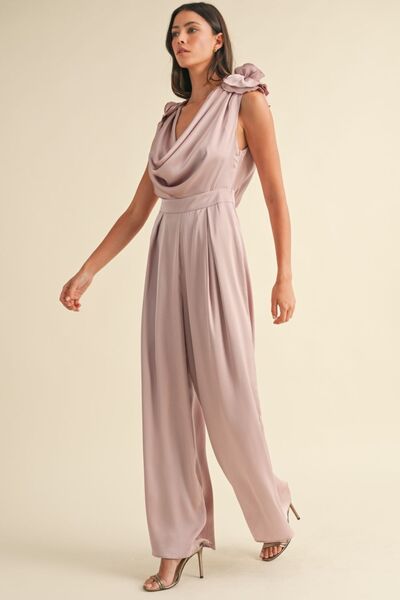 Isabela – Jumpsuit mit Blumenapplikationen & tiefem Wasserfallausschnitt