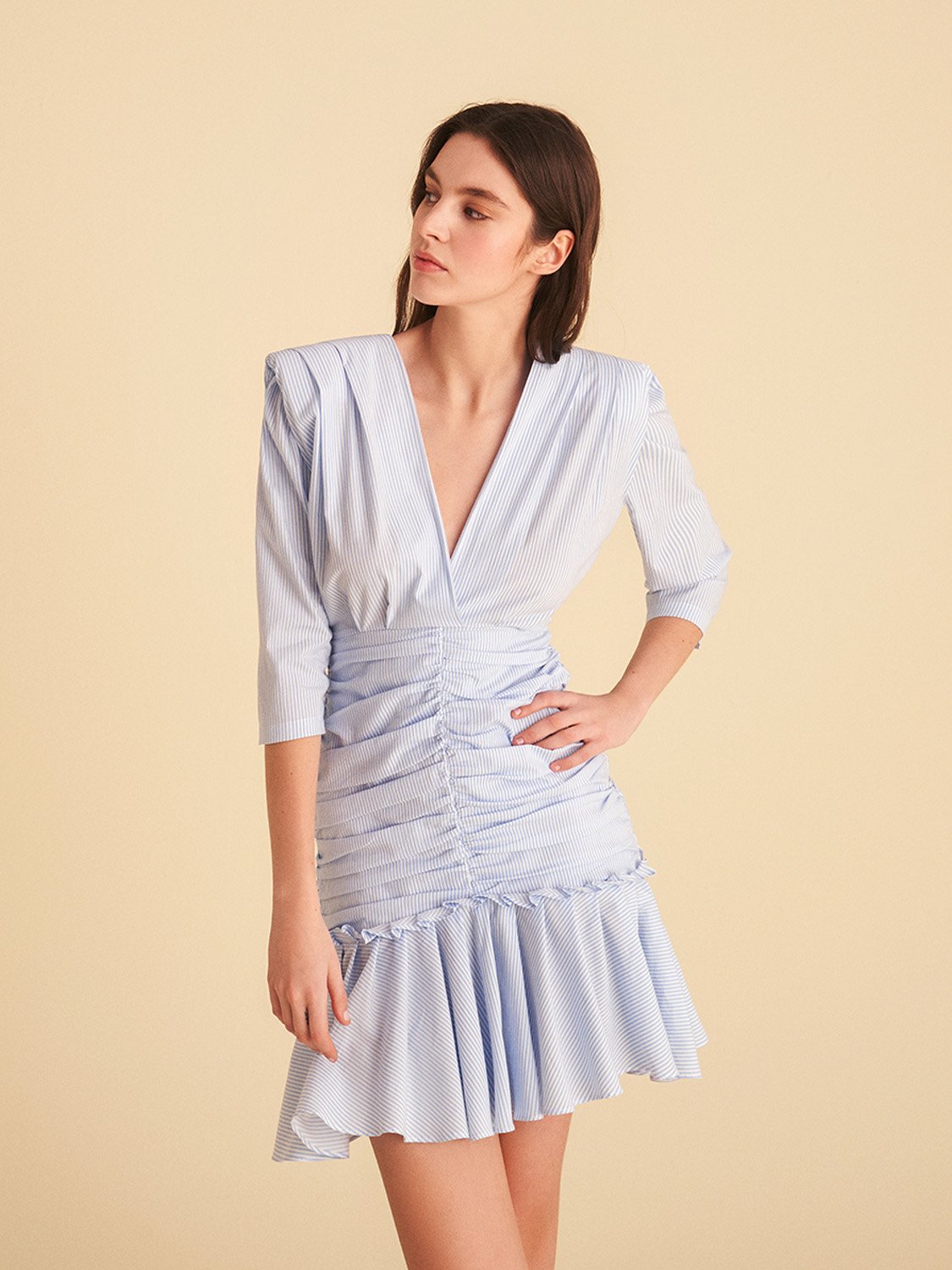 Livia – Mini-Kleid mit V-Ausschnitt & Raffung