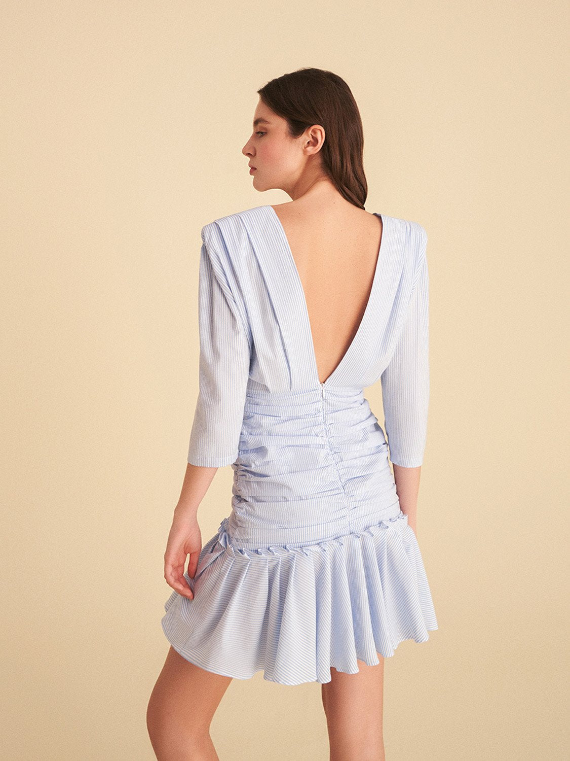Livia – Mini-Kleid mit V-Ausschnitt & Raffung