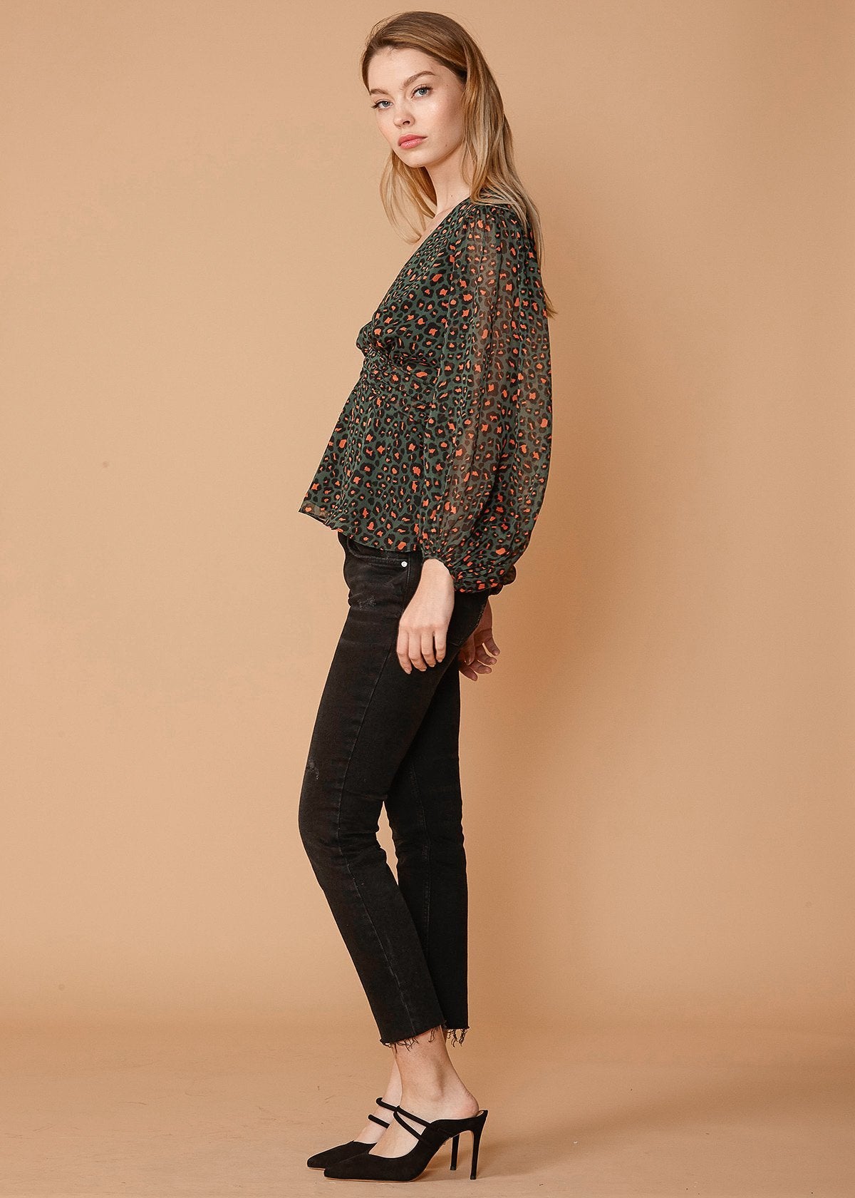 Bluse mit V-Ausschnitt und Puffärmeln im Leopardenmuster