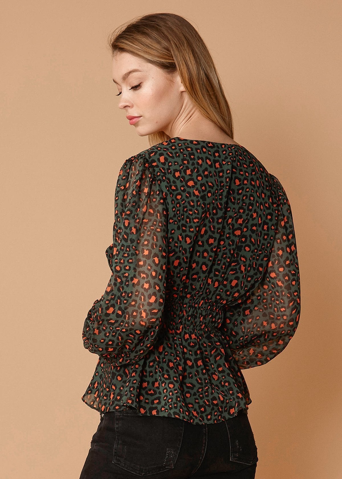 Bluse mit V-Ausschnitt und Puffärmeln im Leopardenmuster