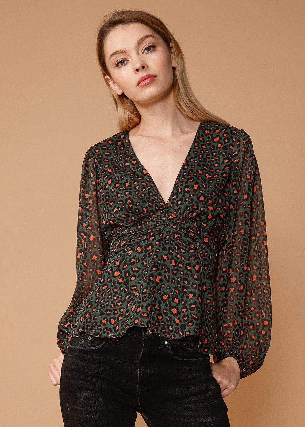 Bluse mit V-Ausschnitt und Puffärmeln im Leopardenmuster
