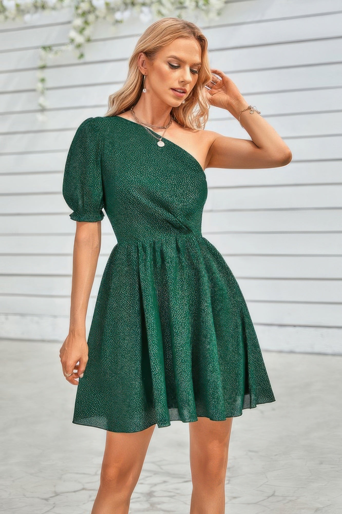 Noemi – One-Shoulder-Kleid mit Polka-Dots & Rüschenärmel