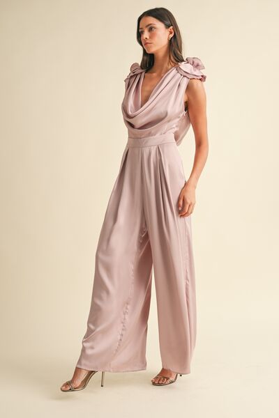 Isabela – Jumpsuit mit Blumenapplikationen & tiefem Wasserfallausschnitt
